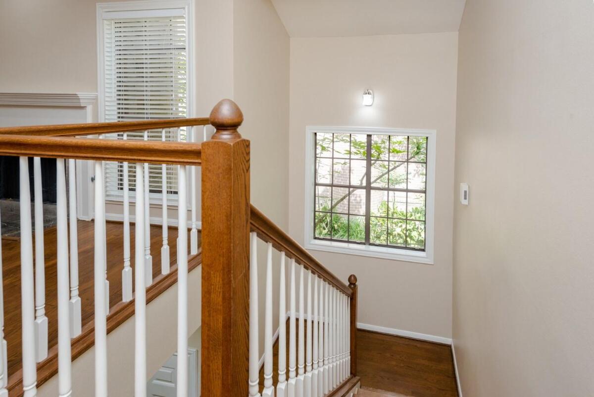 Unique Townhome Next To Memorial Park With Two Car Garage Houston Exterior photo